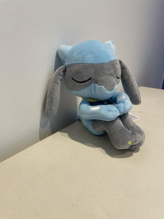 Pokémon sleeping riolu knuffel